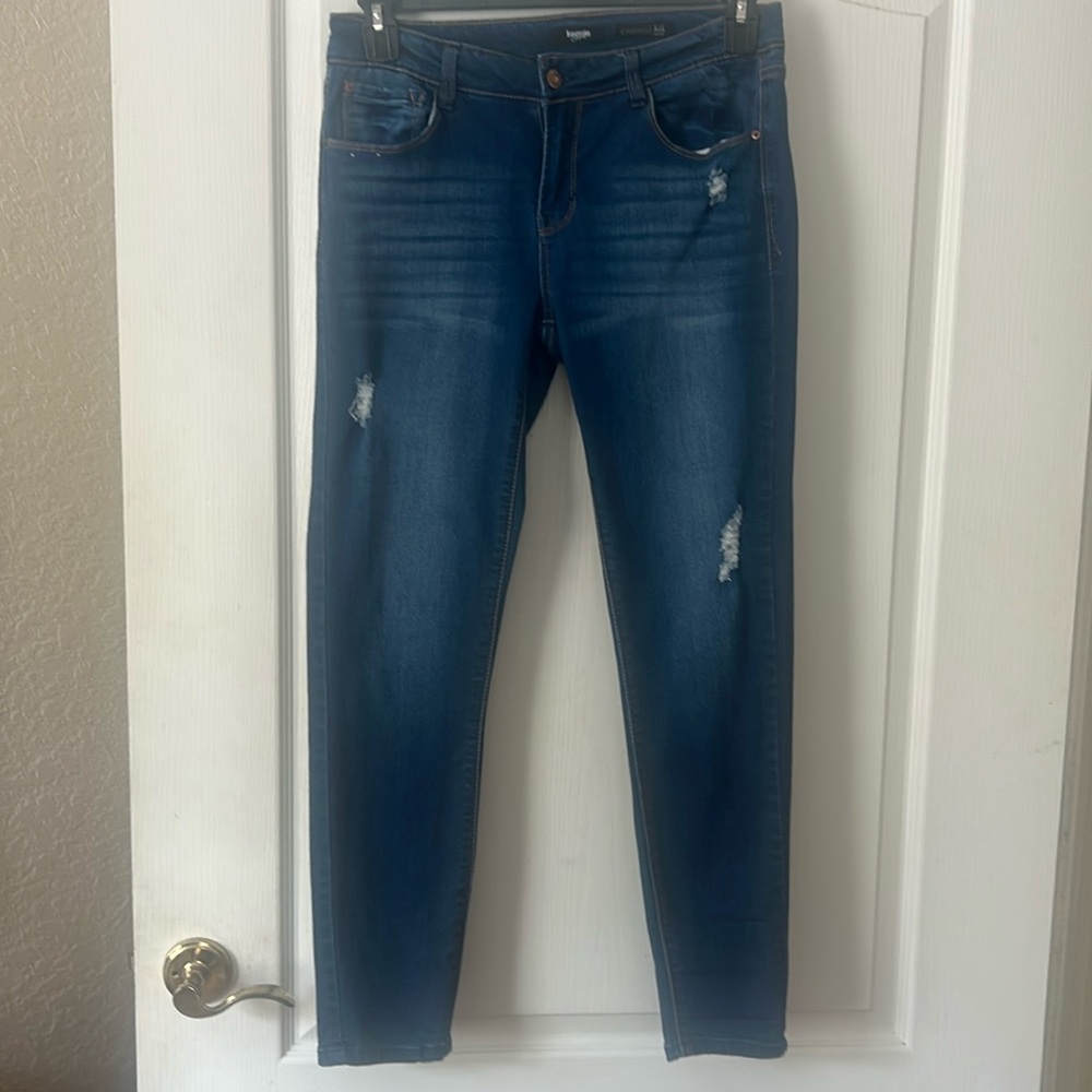 Trendy Kenzie jeans, straight legged.